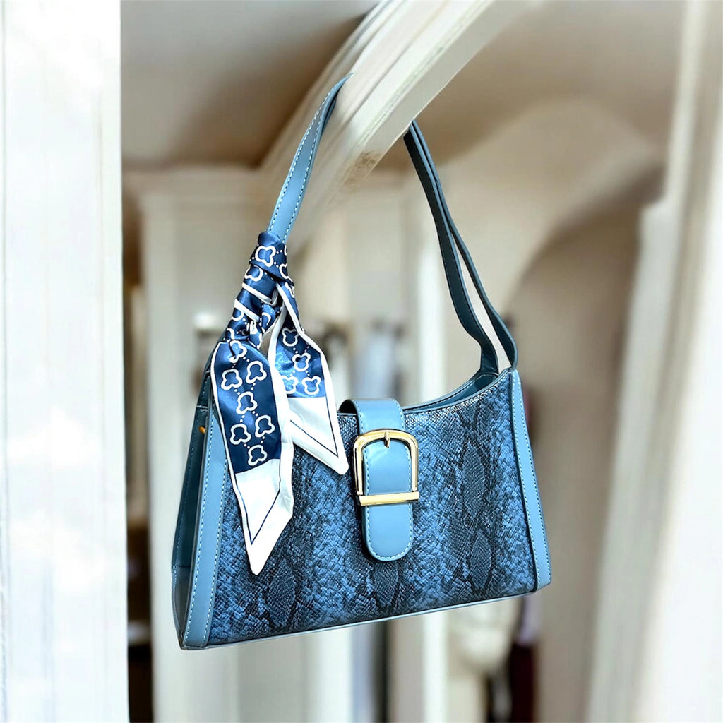 cartera de hombro con estampado de serpiente en color azul