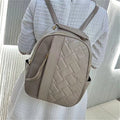 Mochila cartera práctica y moderna, ideal para un look casual y funcional. Material resistente.