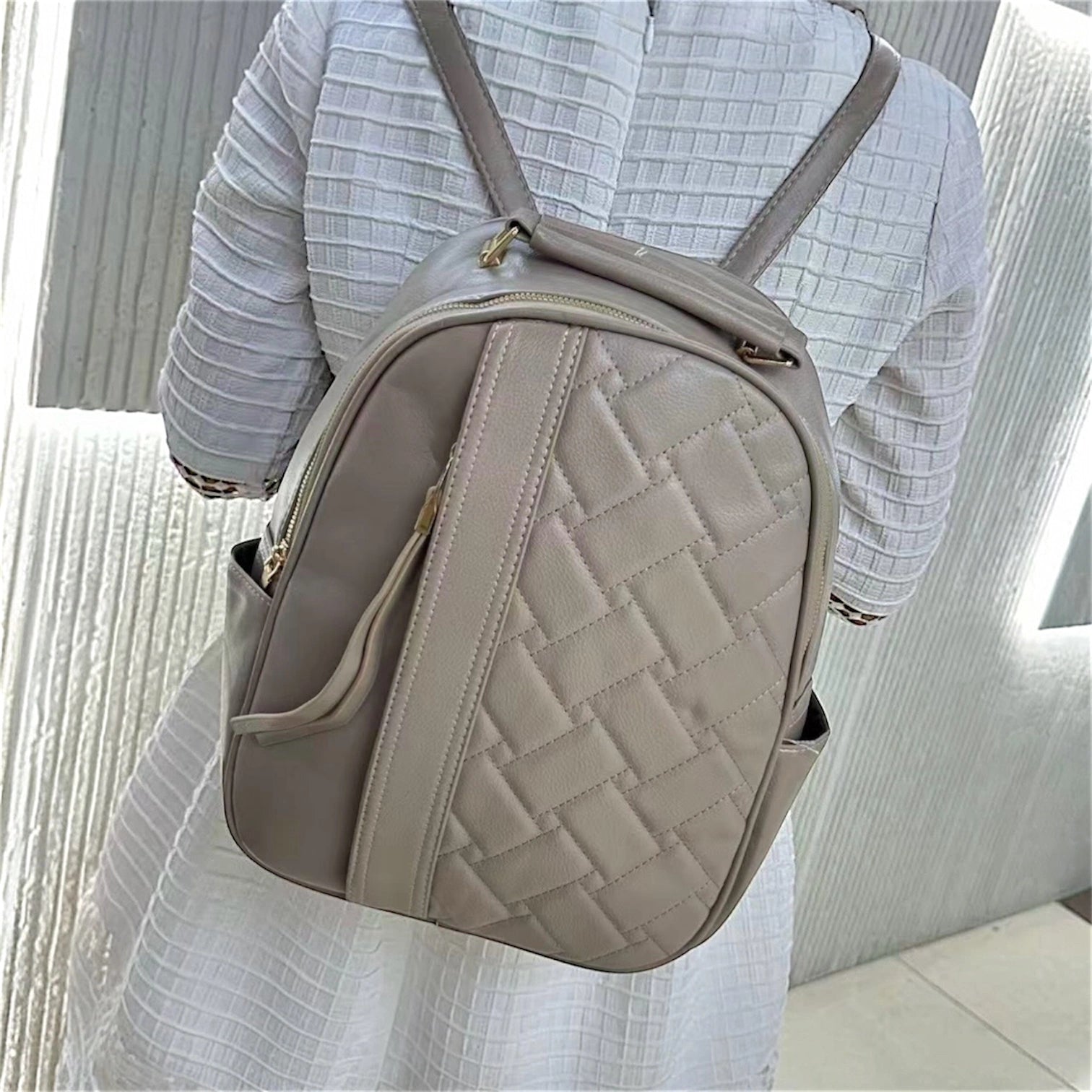 Mochila cartera práctica y moderna, ideal para un look casual y funcional. Material resistente.
