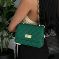 Cartera bandolera con correa larga y diseño práctico en color verde