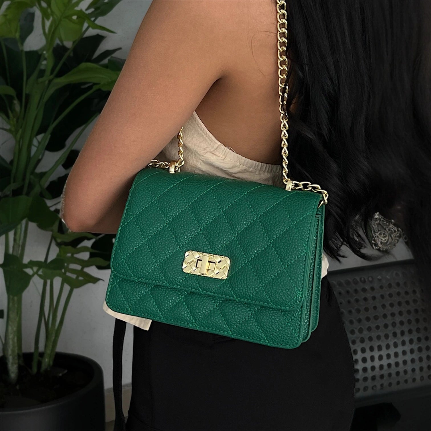 Cartera bandolera con correa larga y diseño práctico en color verde