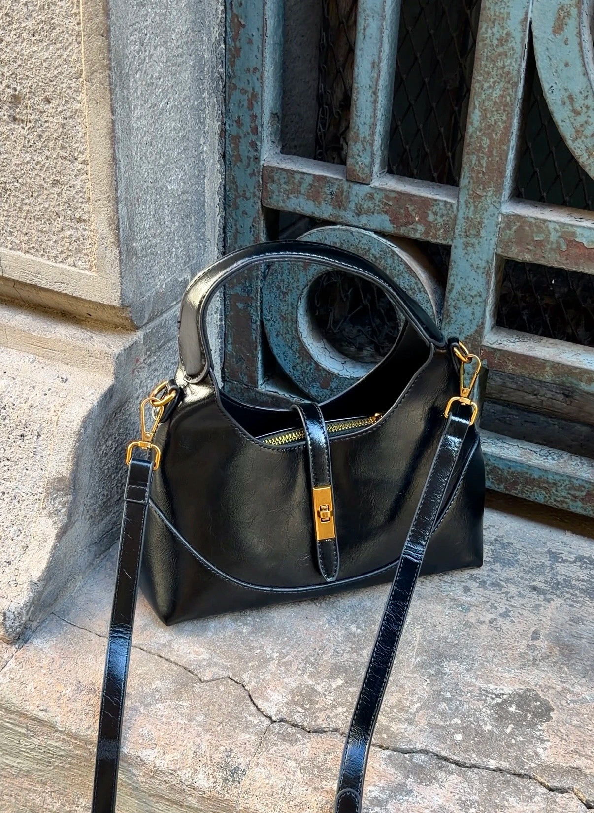 Cartera hobo en color negro hebilla dorada