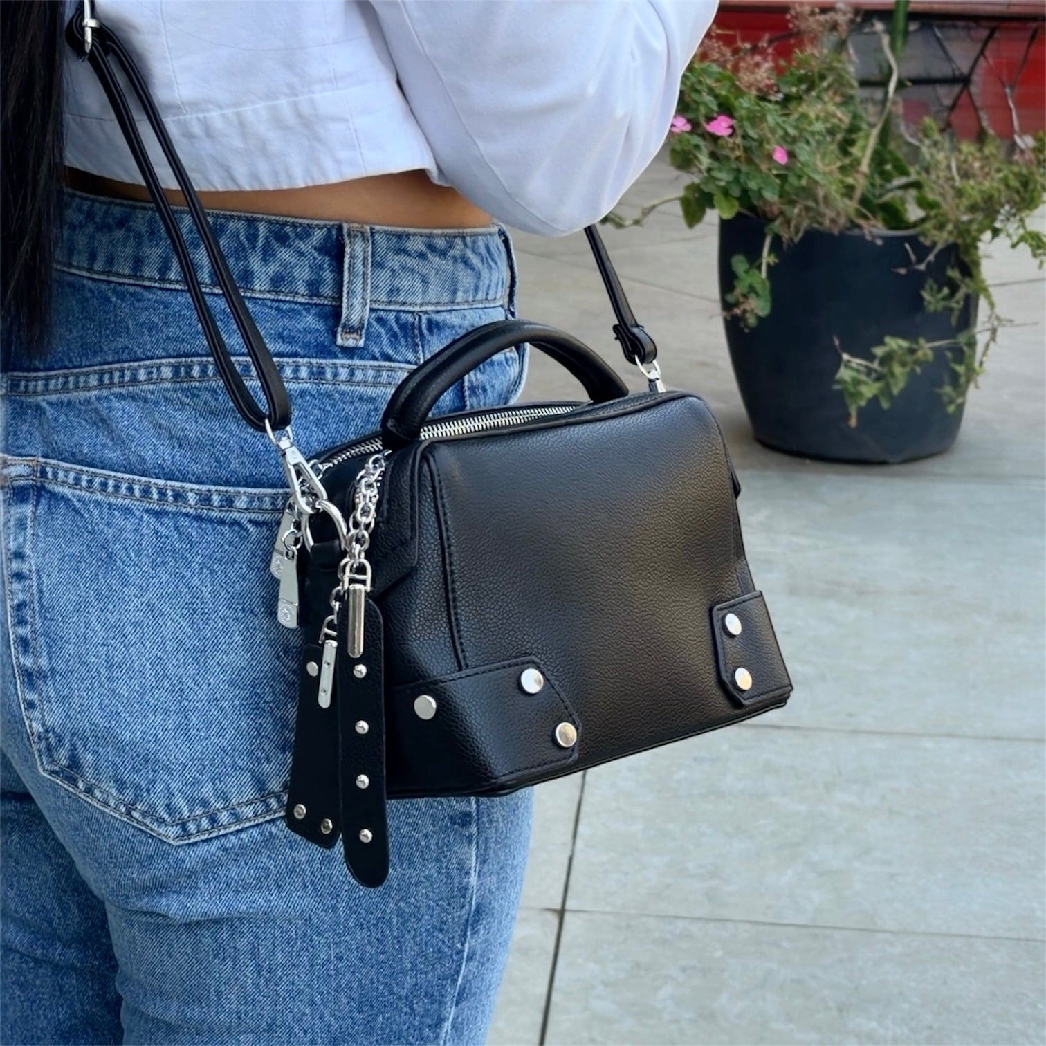 Cartera bandolera con correa larga y diseño práctico en color negro