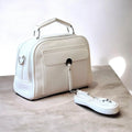 Cartera bandolera con correa larga y diseño práctico en color blanco