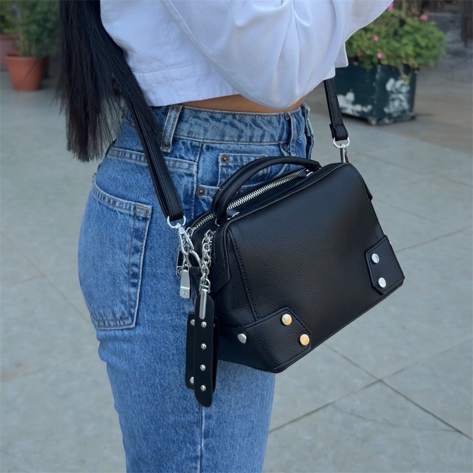 Cartera bandolera con correa larga y diseño práctico en color negro