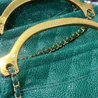 Cartera bandolera con correa larga y diseño práctico