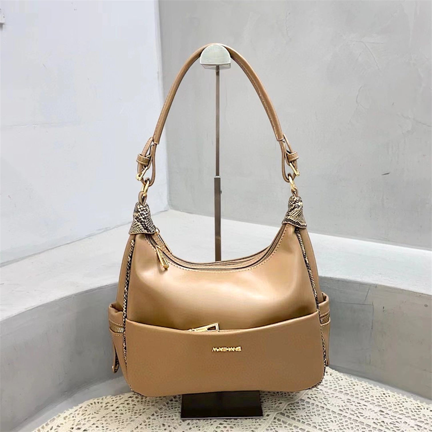 Cartera de hombro moderna y liviana, color beige en ecocuero para mujer
