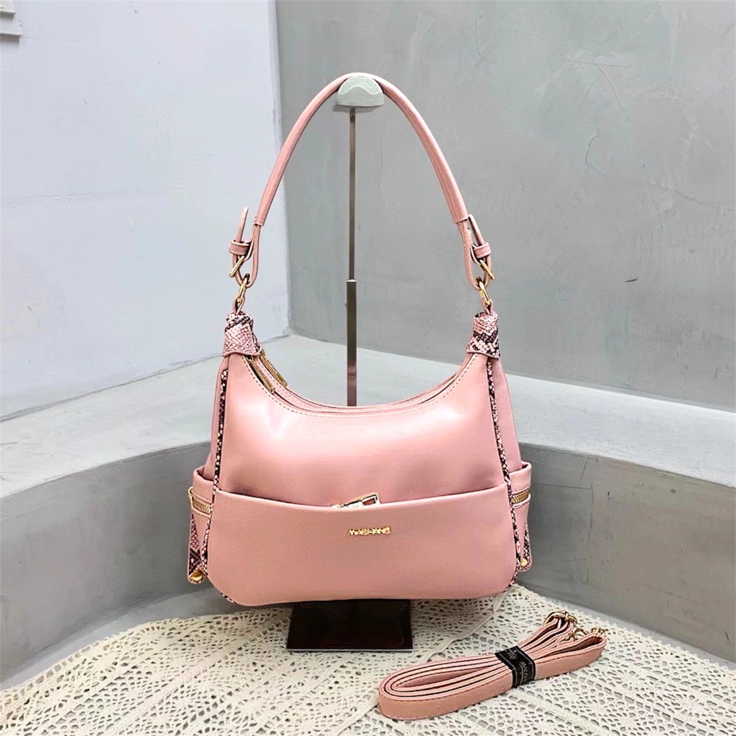 Cartera de hombro moderna y liviana, color rosa en ecocuero para mujer