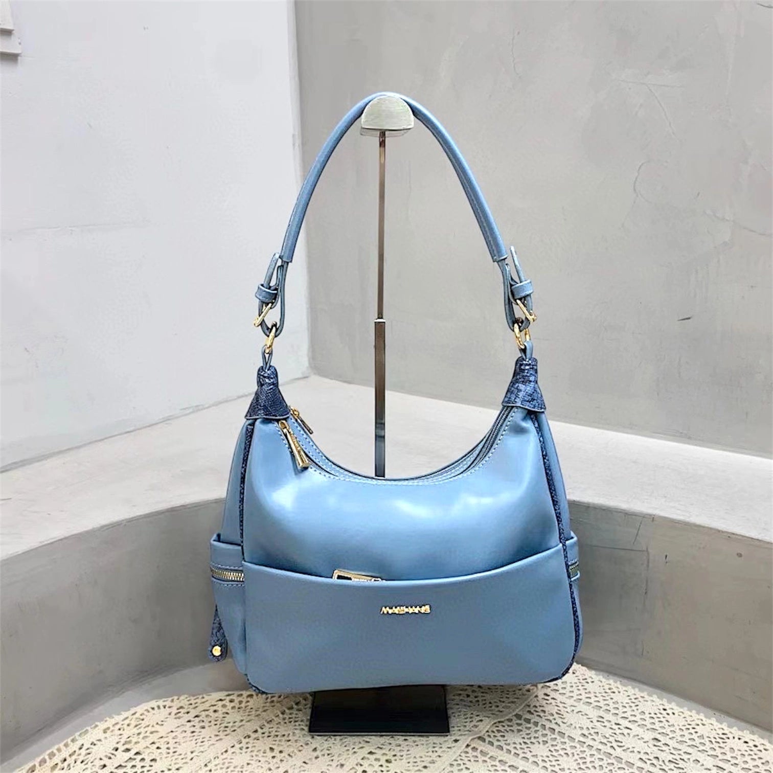 Cartera de hombro moderna y liviana, color azul en ecocuero para mujer