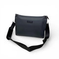 Cartera gris de oficina o universidad con diseño minimalista liso y correa ajustable