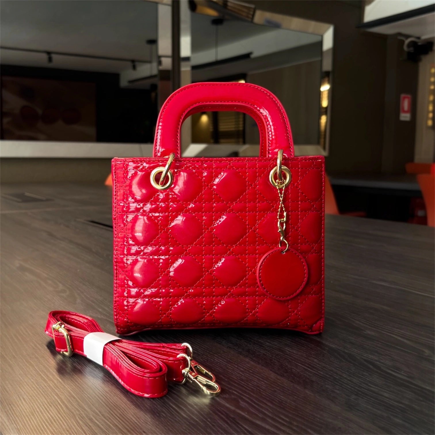 Cartera roja de mujer ideal para fiestas