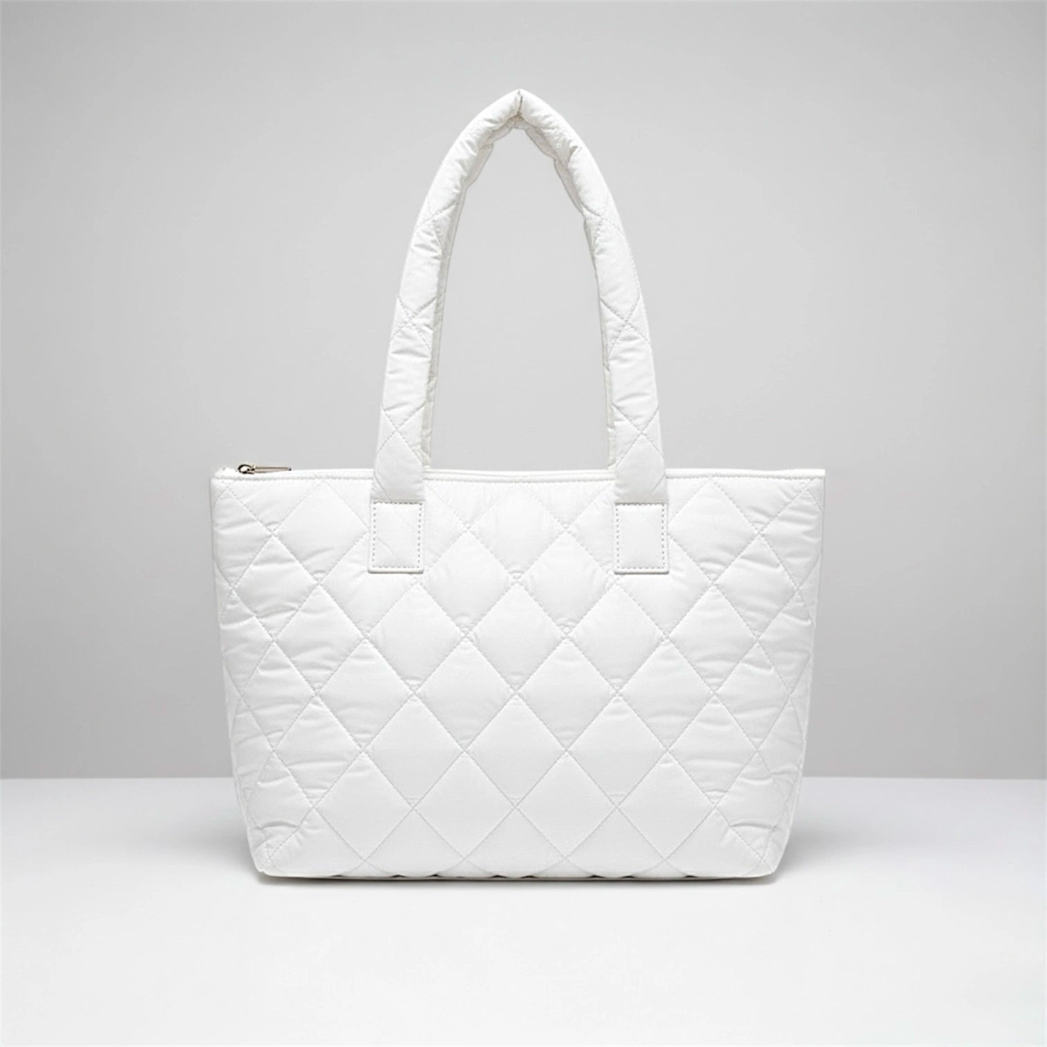 Bolso tote acolchado de hombro con diseño de rombos en color blanco