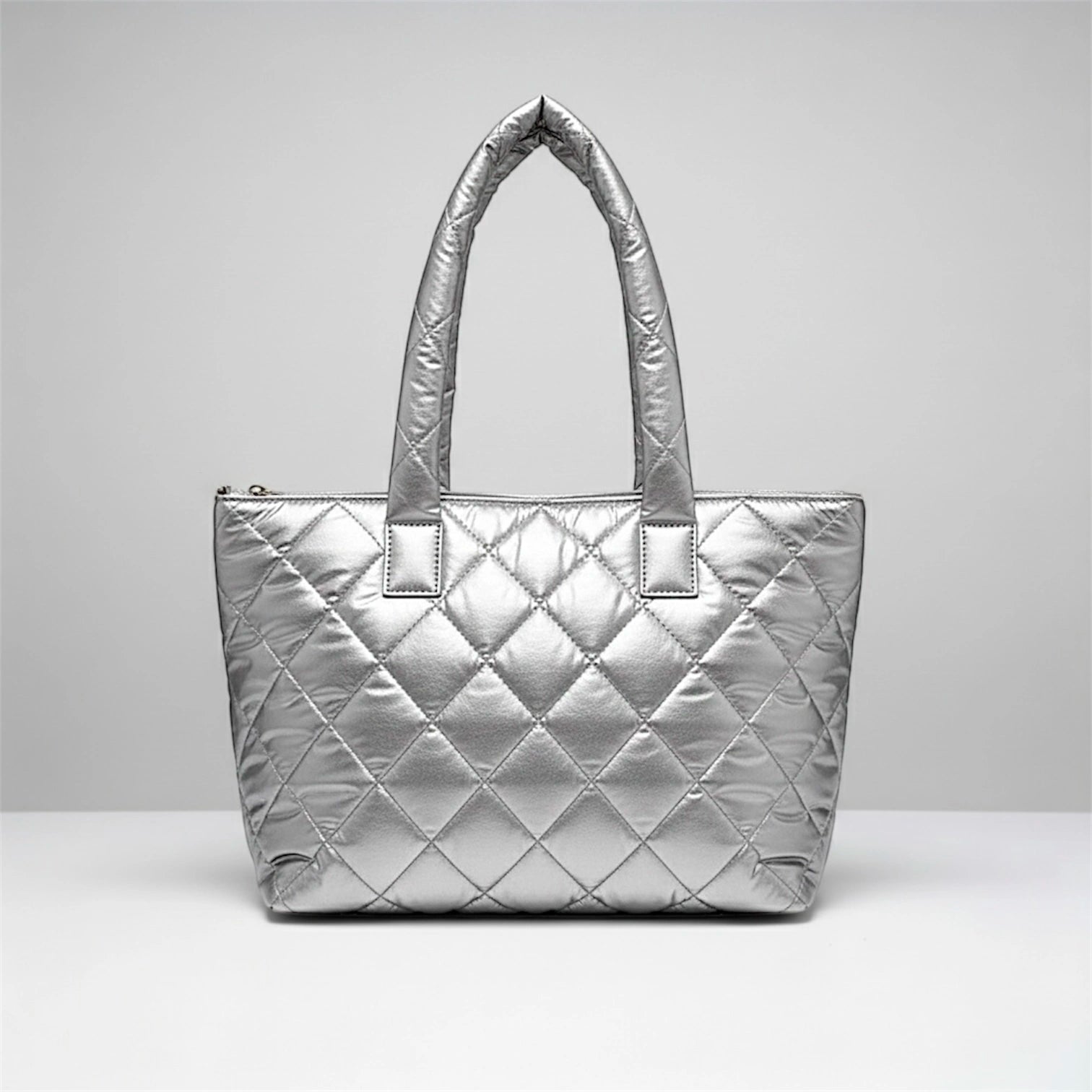 Bolso tote acolchado de hombro con diseño de rombos en color plateado