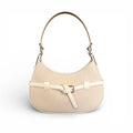 Bolso de hombro texturizado, detalle de cinturón frontal con hebilla metálica y asa larga ajustable en color beige