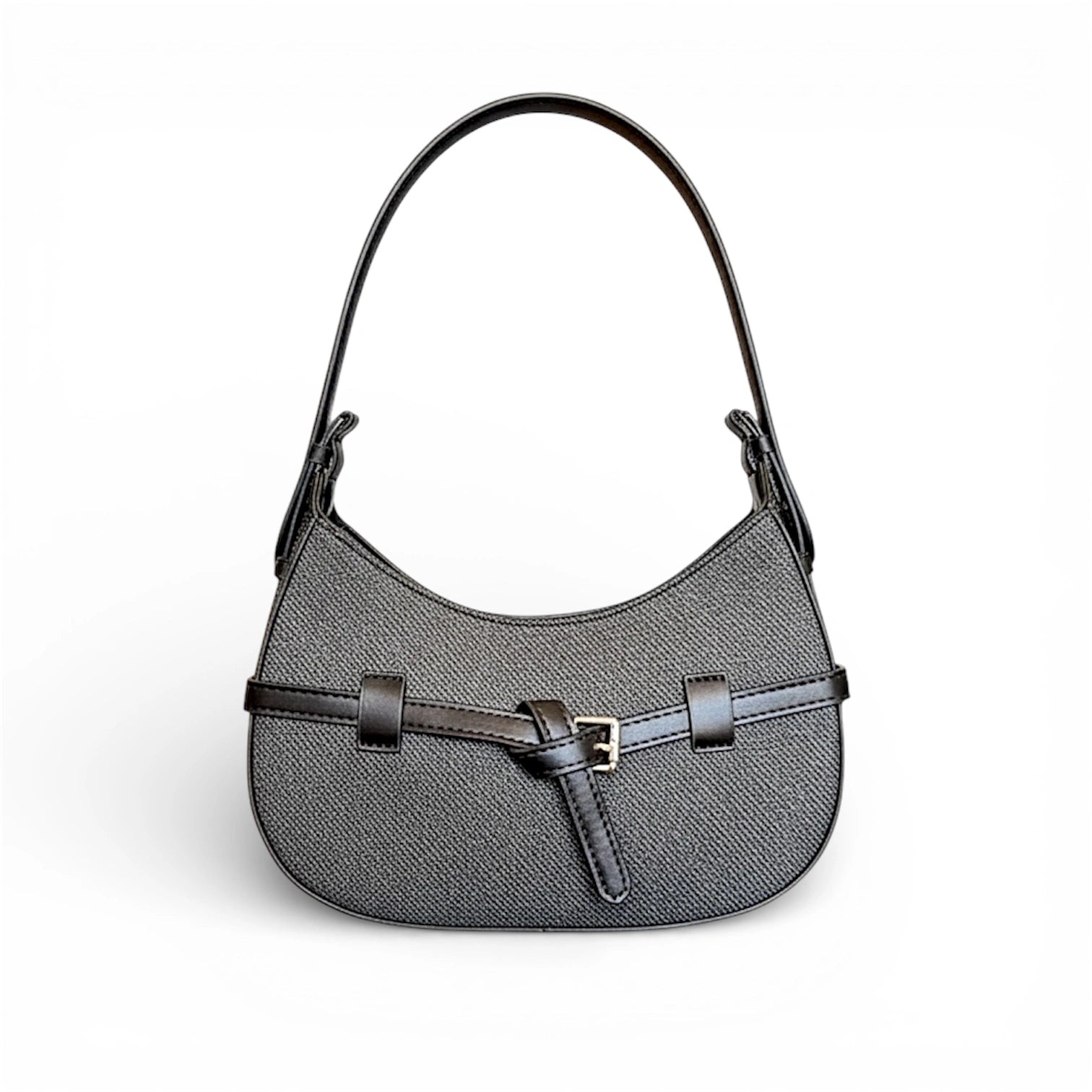 Bolso de hombro texturizado, detalle de cinturón frontal con hebilla metálica y asa larga ajustable en color negro