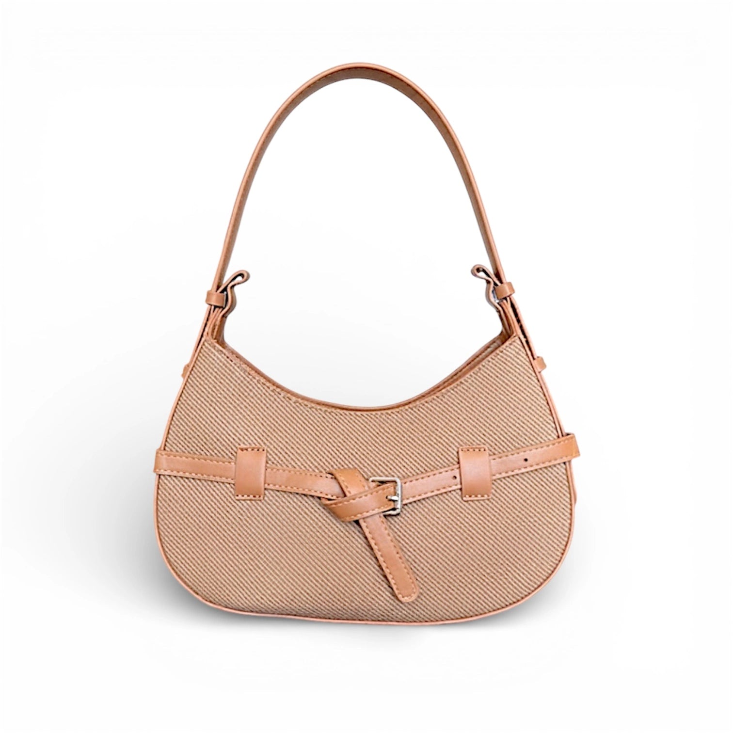 Bolso de hombro texturizado, detalle de cinturón frontal con hebilla metálica y asa larga ajustable en color café