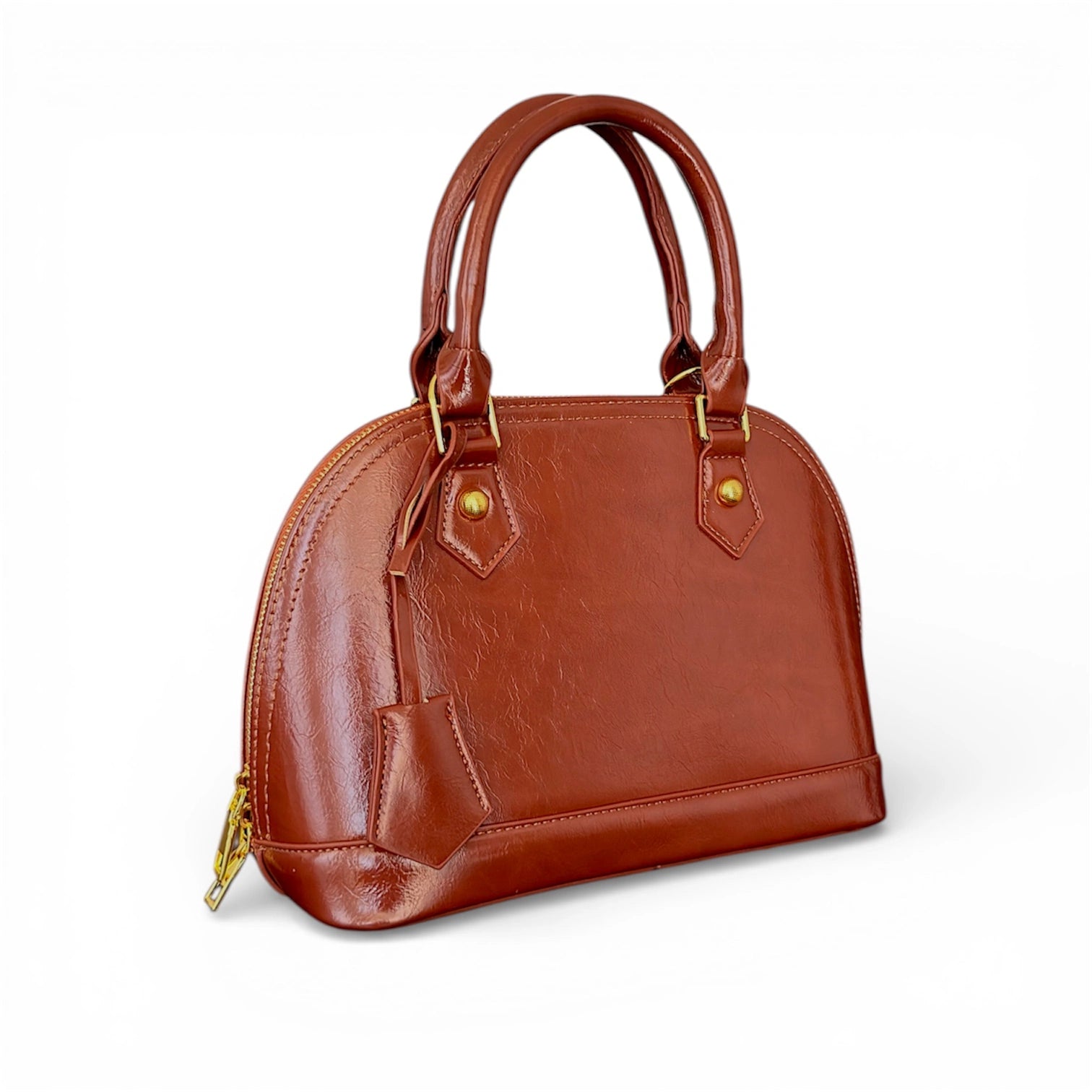 Cartera elegante de mano en material ecocuero con detalle colgante