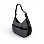 Bolso de hombro texturizado, detalle de cinturón frontal con hebilla metálica y asa larga ajustable en color negro