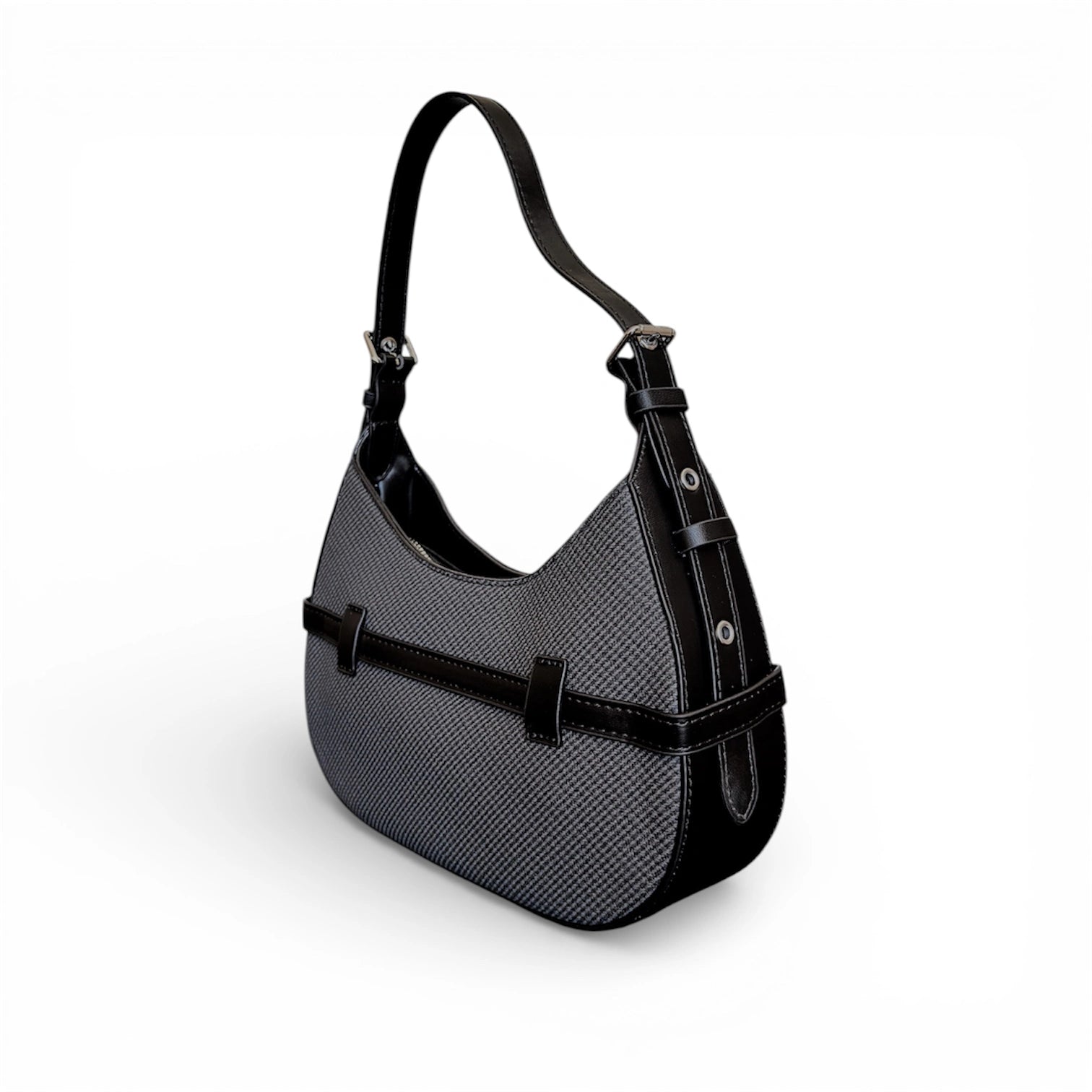 Bolso de hombro texturizado, detalle de cinturón frontal con hebilla metálica y asa larga ajustable en color negro