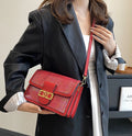 Cartera bandolera con correa larga y diseño práctico en color rojo
