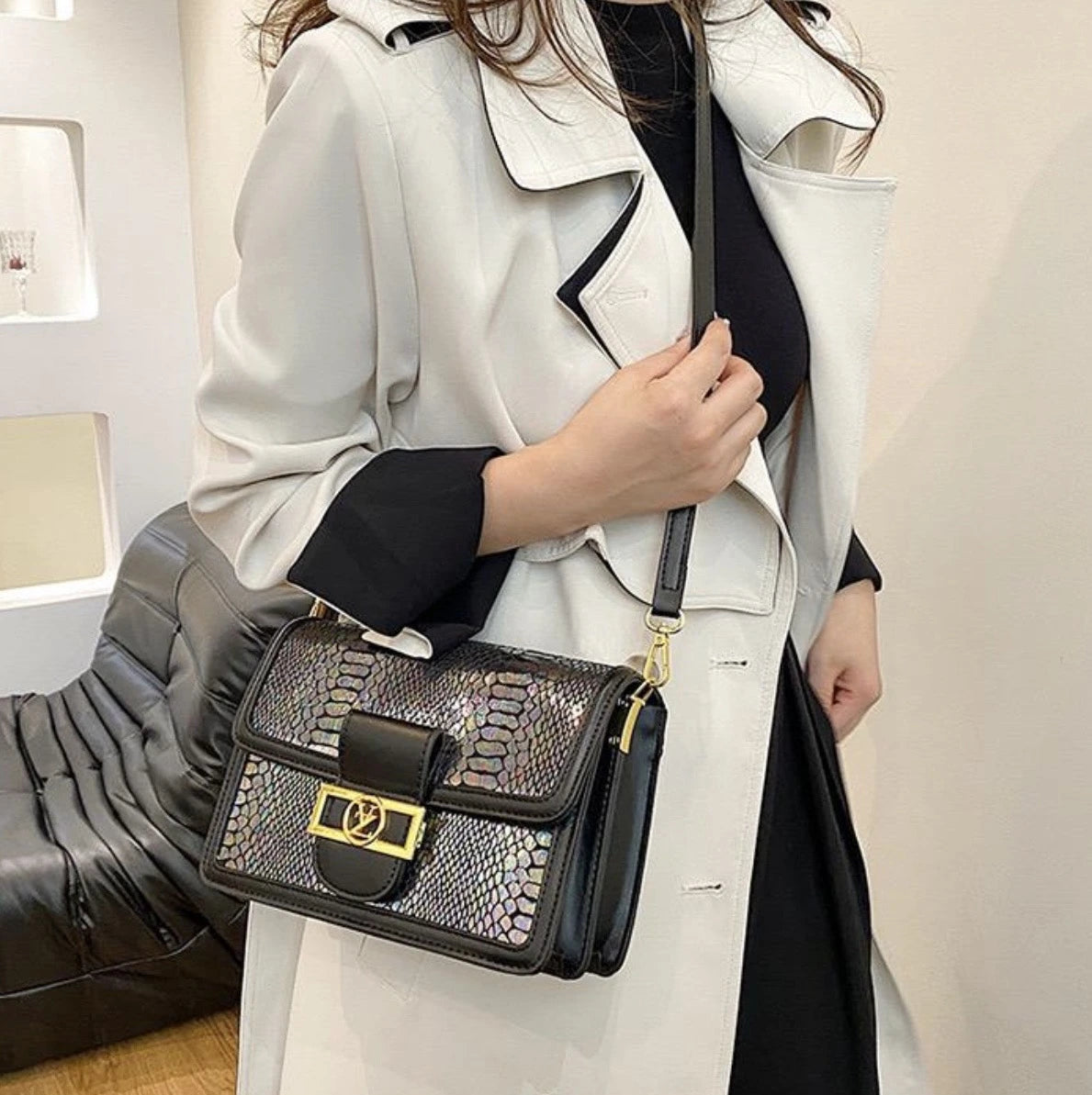 Cartera bandolera con correa larga y diseño práctico