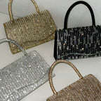 Cartera de fiesta elegante con diseño compacto en color dorado
