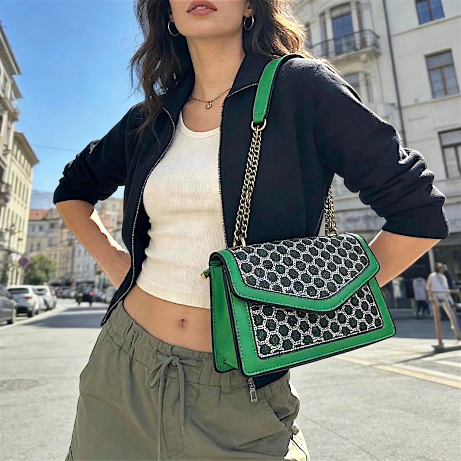 Cartera de hombro estructurada color  verde con solapa de textura animal print y correa de cadena dorada.