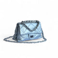 Cartera bandolera con correa larga y diseño práctico en color plateado