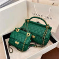 Cartera bandolera con correa larga y diseño práctico en color verde