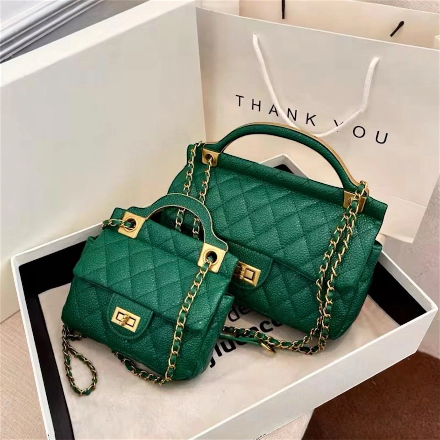 Cartera bandolera con correa larga y diseño práctico