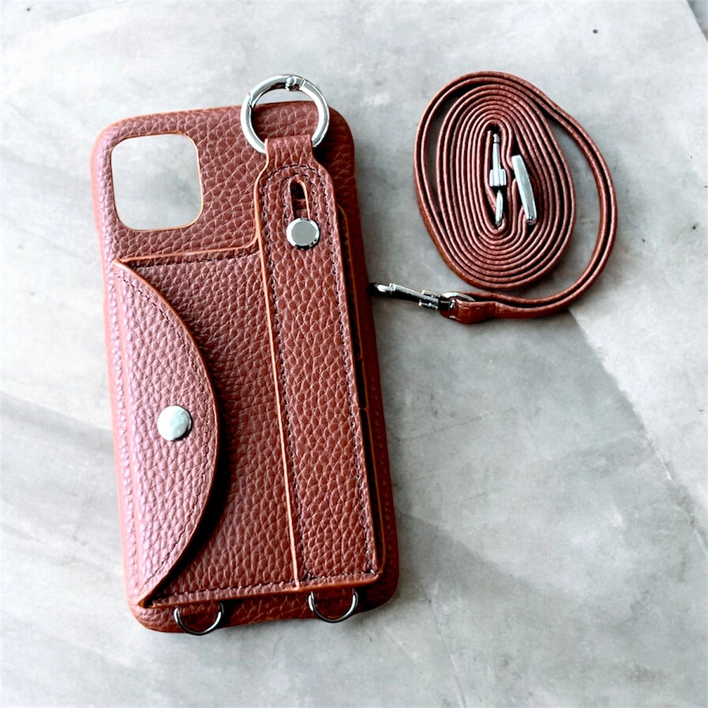 Case de celular con correa tipo bandolera. 