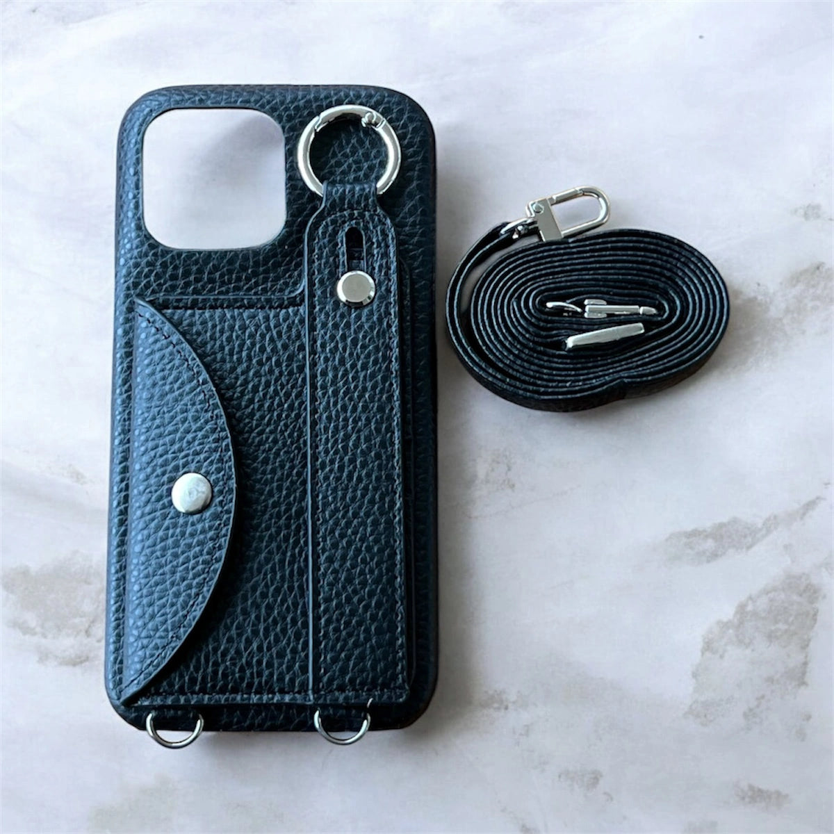 Case de celular con correa tipo bandolera. 