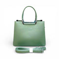 Cartera de mujer color verde elegante y moderna, ideal para uso diario o eventos. Diseño cómodo, resistente y con amplio espacio interior.