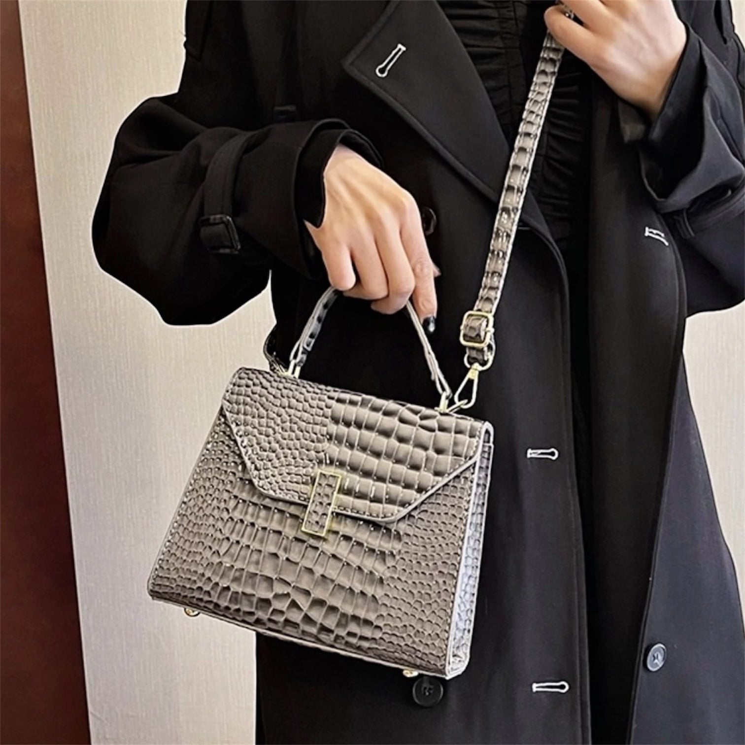 Cartera bandolera con correa larga y diseño práctico