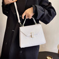 Cartera bandolera con correa larga y diseño práctico en color blanco