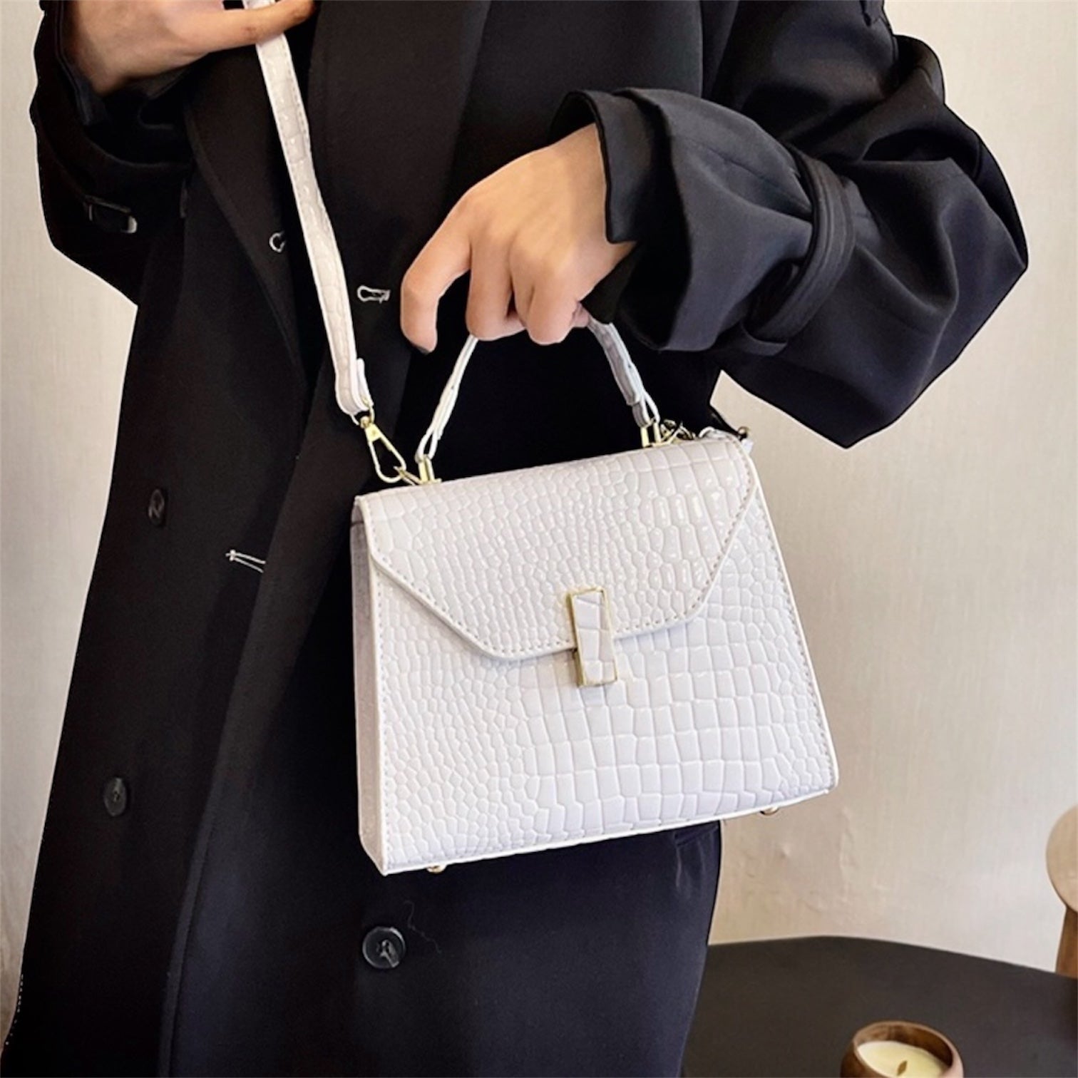 Cartera bandolera con correa larga y diseño práctico