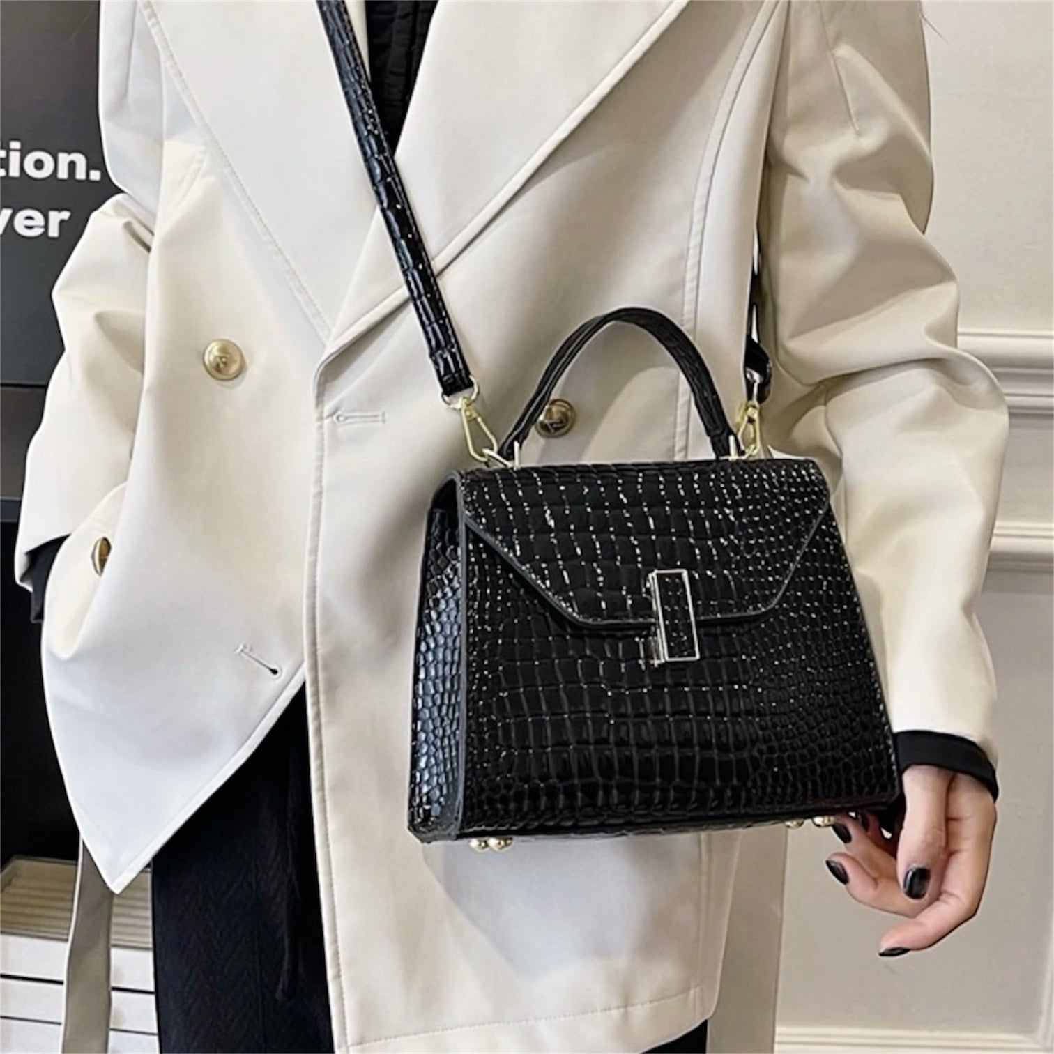 Cartera bandolera con correa larga y diseño práctico