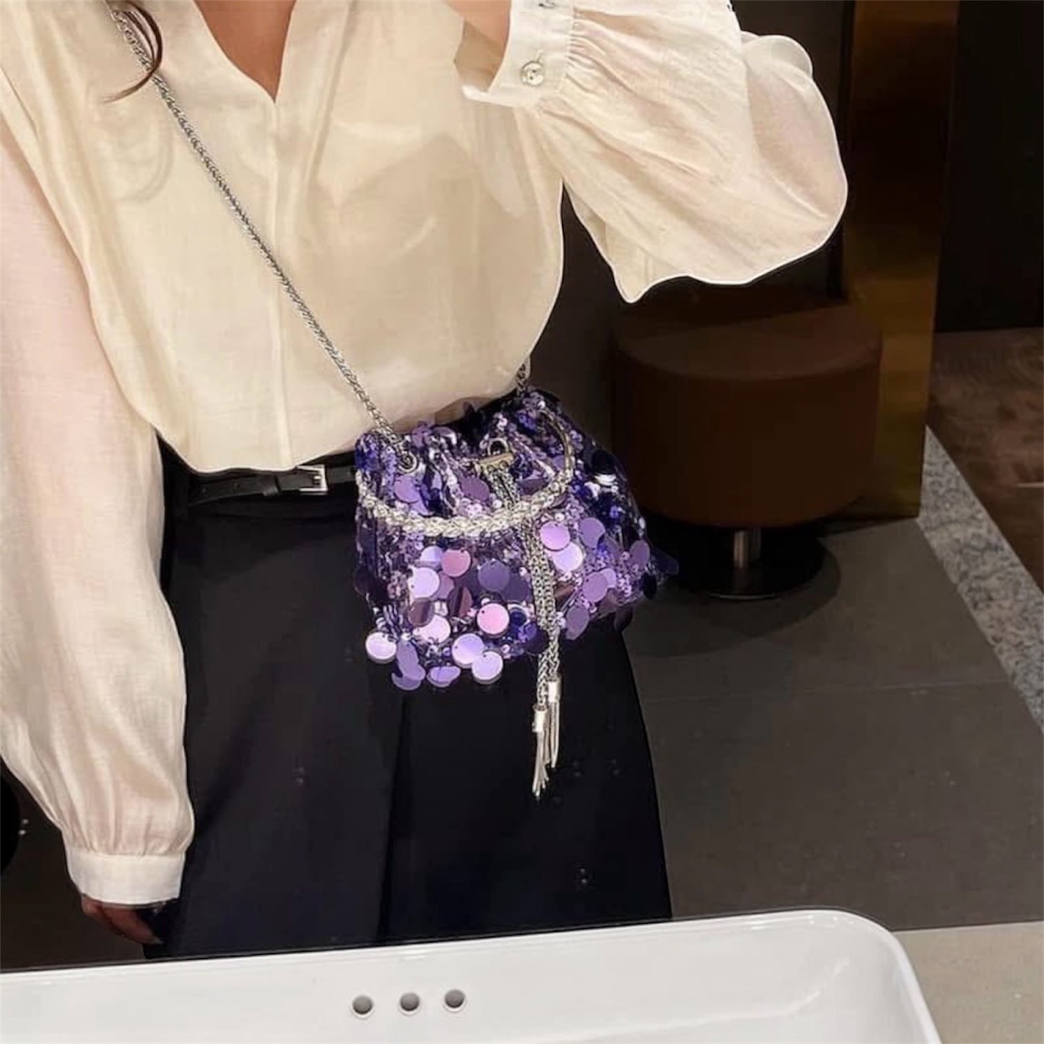 Cartera de fiesta elegante con diseño compacto.