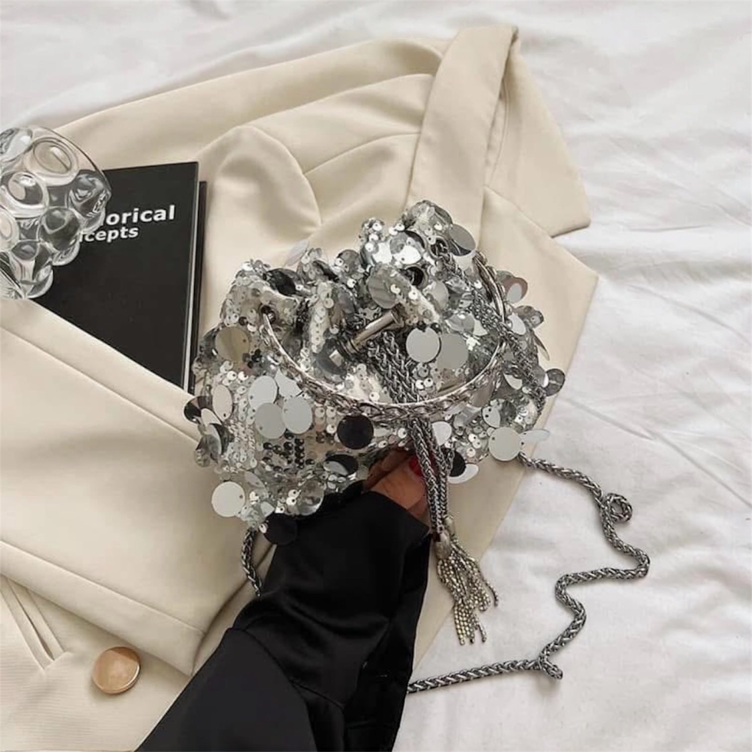 Cartera de fiesta elegante con diseño compacto.