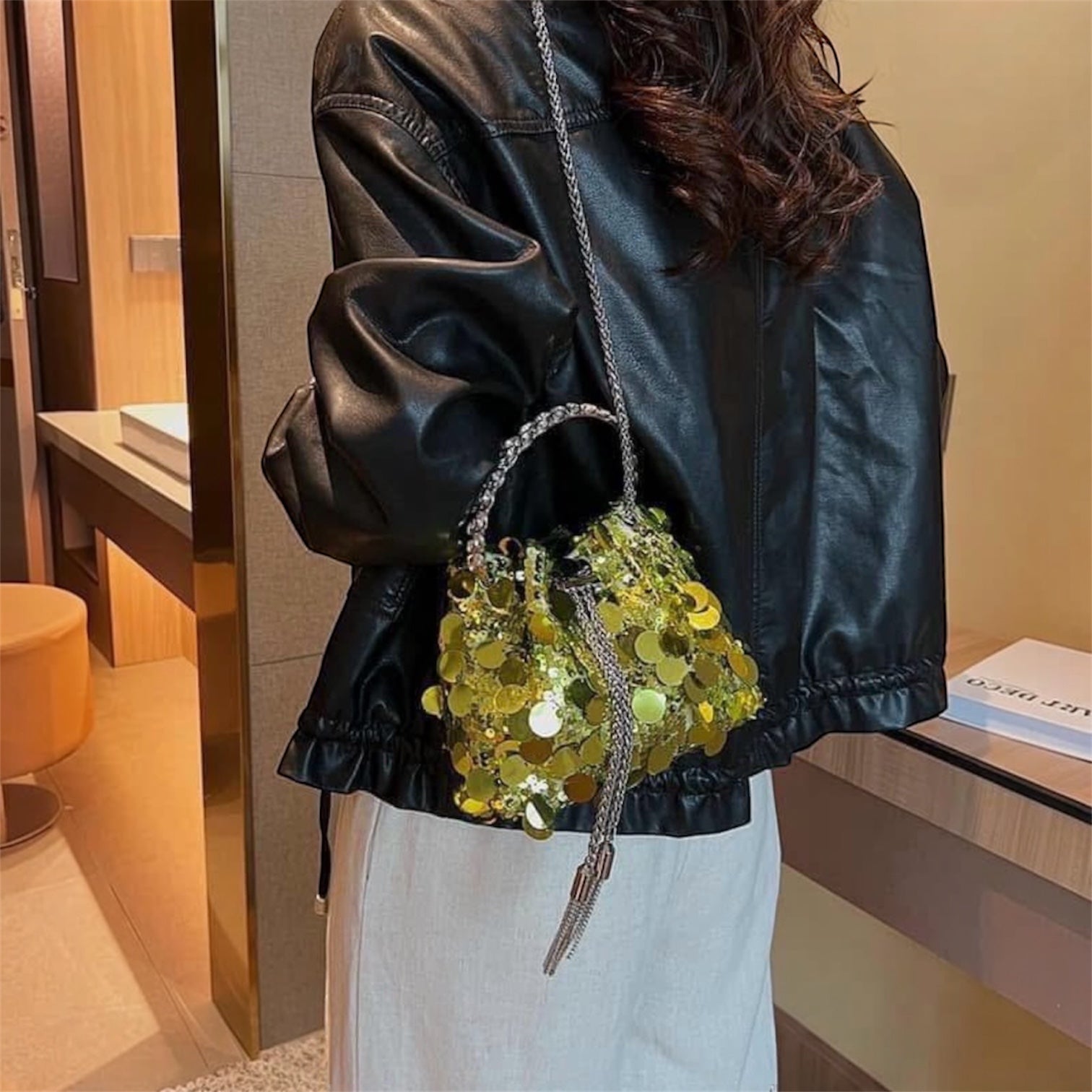 Cartera de fiesta elegante con diseño compacto.