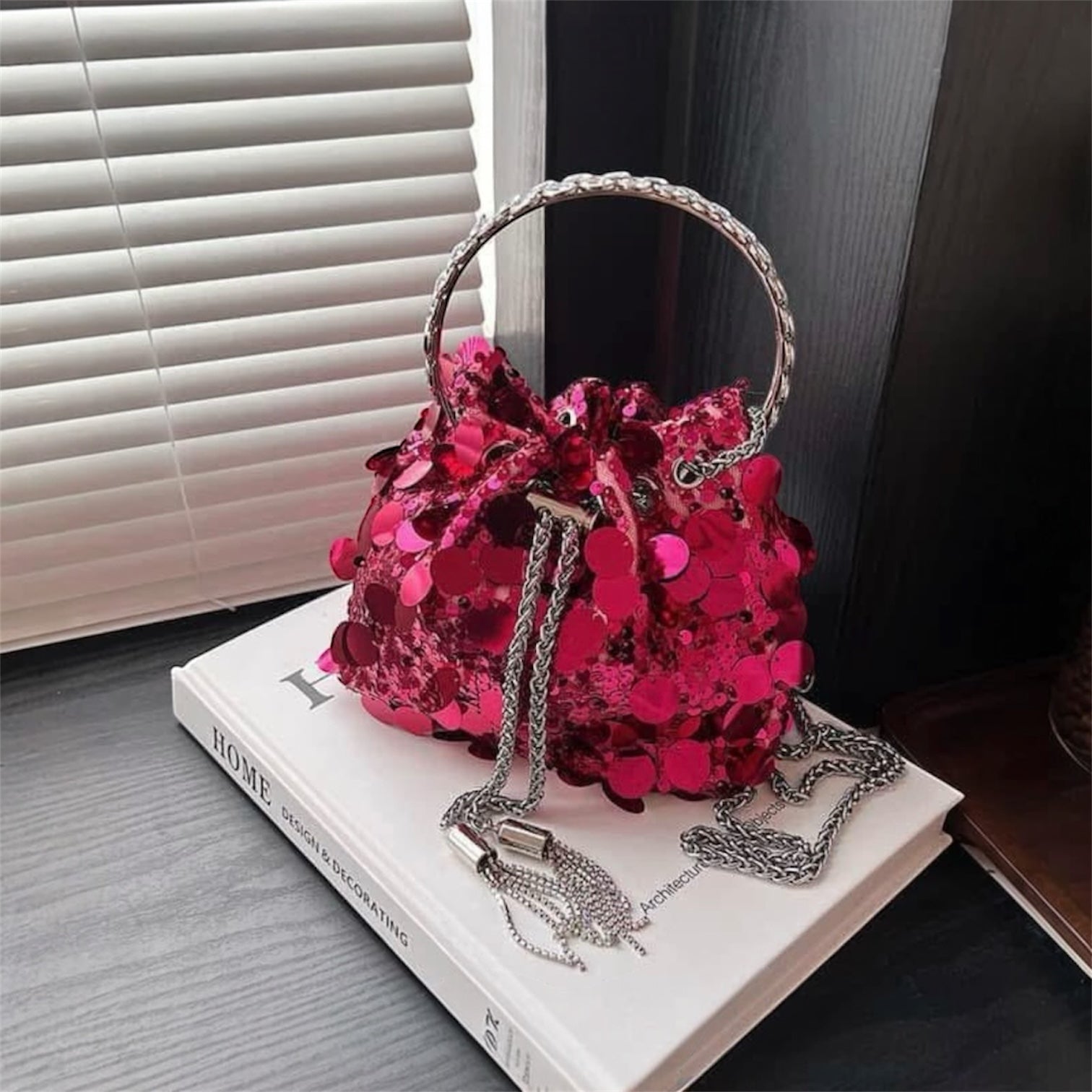 Cartera de fiesta elegante con diseño compacto.