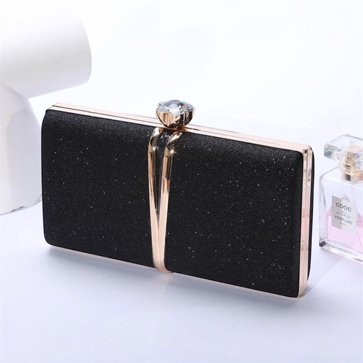 Cartera de fiesta elegante con diseño compacto.