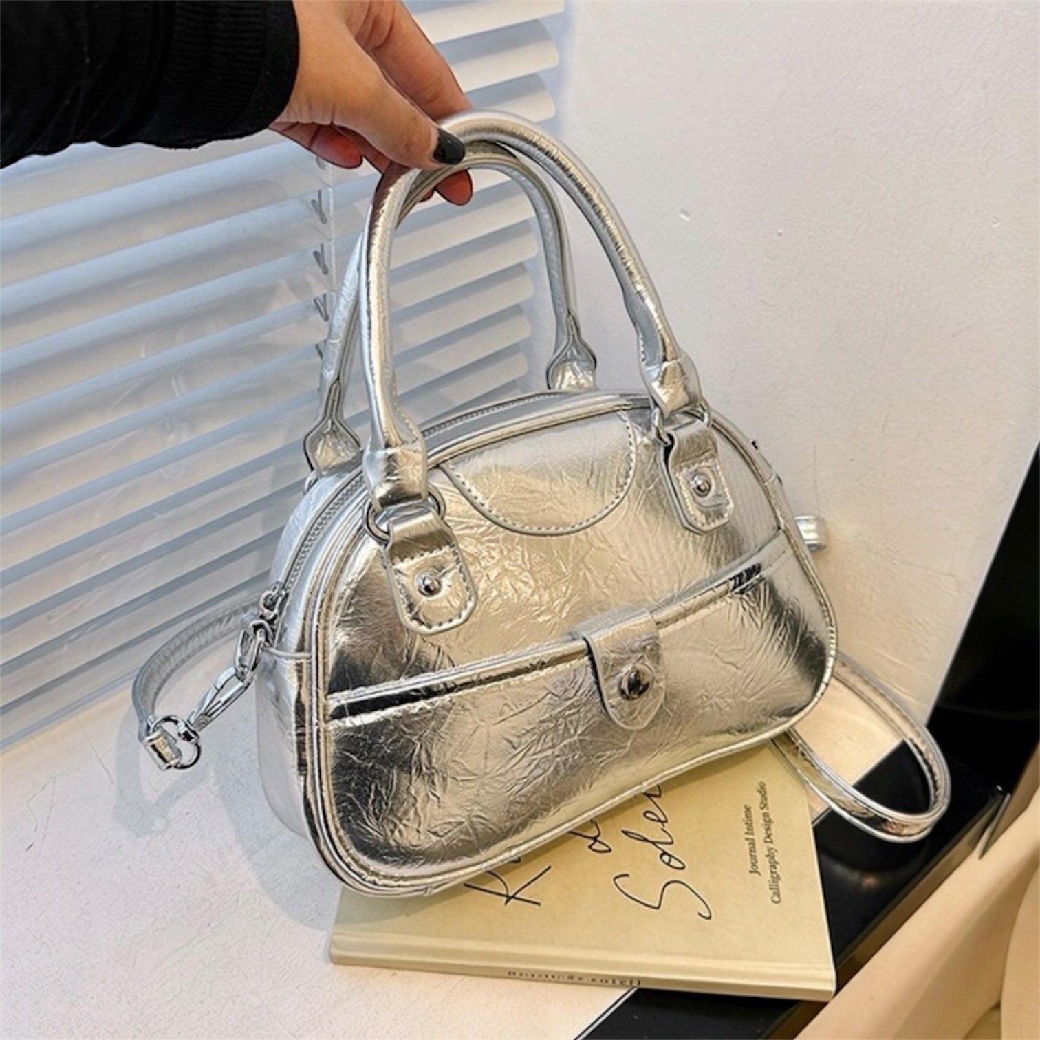 Cartera bandolera con correa larga y diseño práctico