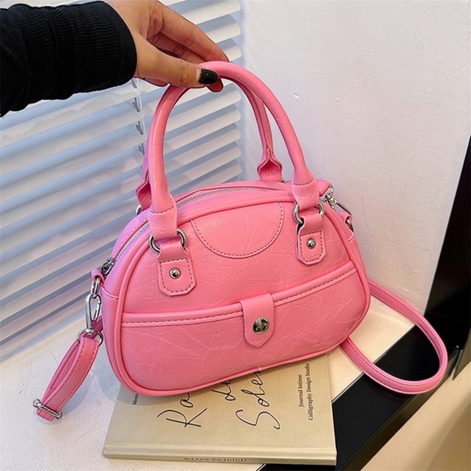 Cartera bandolera con correa larga y diseño práctico