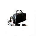 Cartera bandolera con correa larga y diseño práctico en color negro