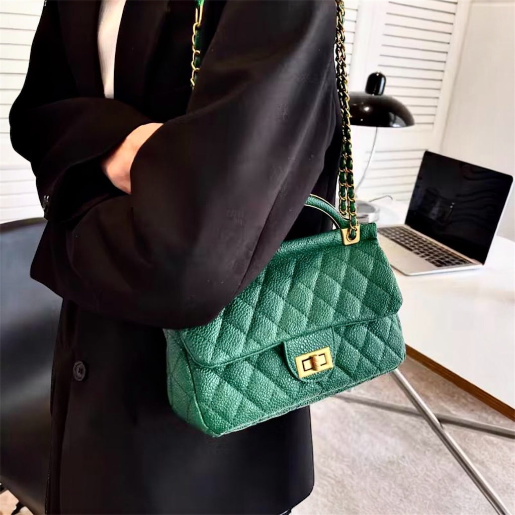 Cartera bandolera con correa larga y diseño práctico