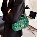 Cartera bandolera con correa larga y diseño práctico en color verde