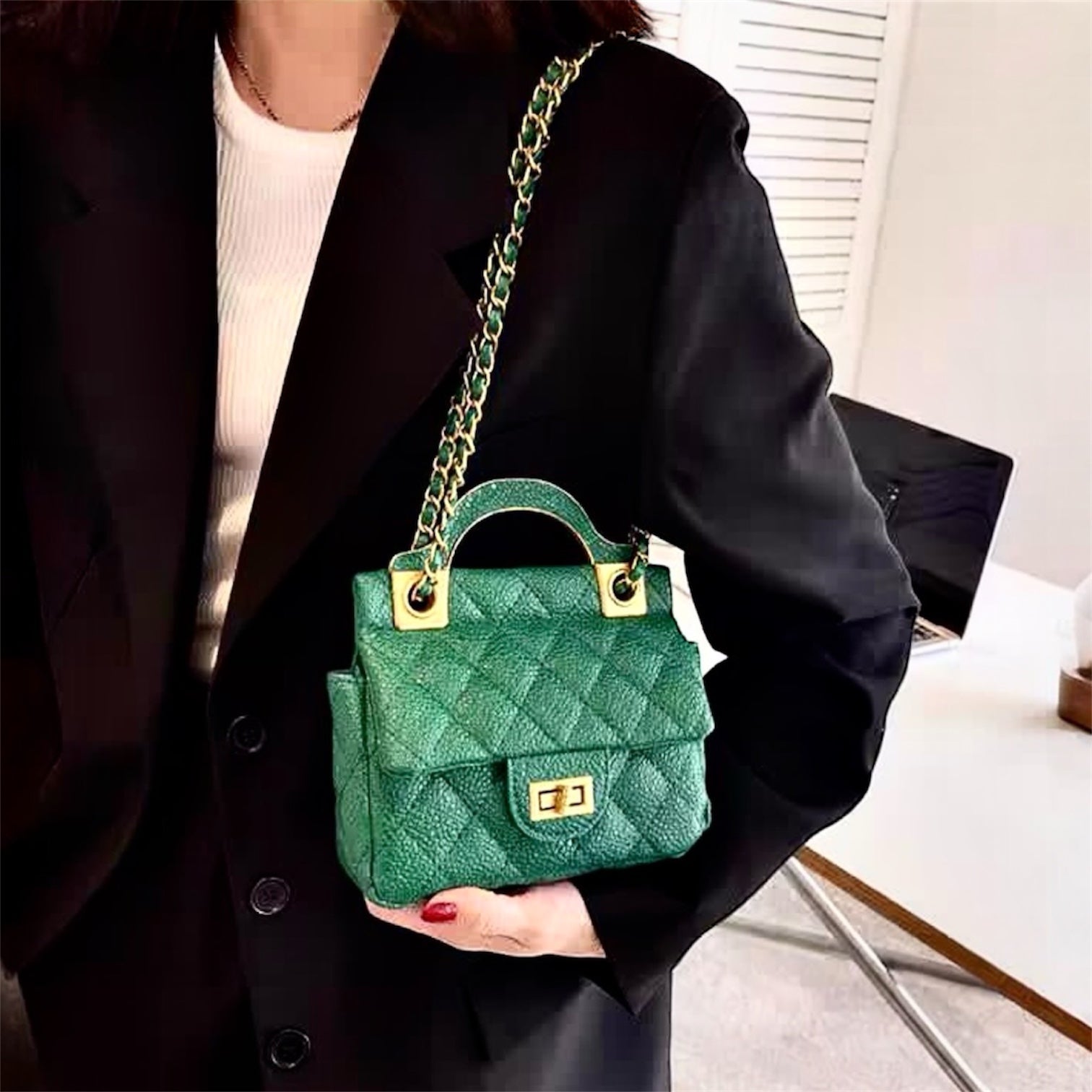 Cartera bandolera con correa larga y diseño práctico