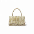 Cartera de fiesta elegante con diseño compacto en color dorado
