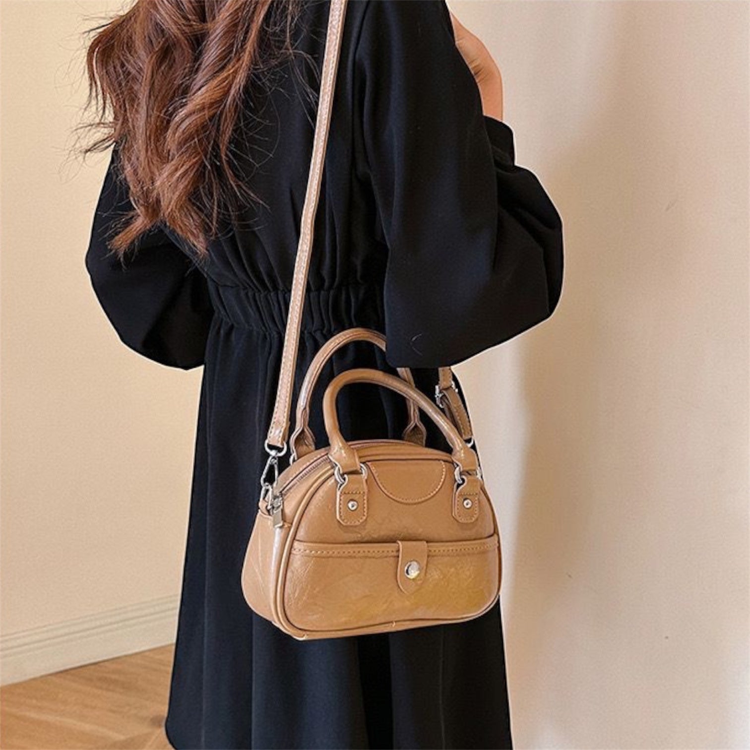 Cartera bandolera con correa larga y diseño práctico